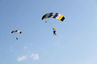 Suna gleitet durch die Lüfte