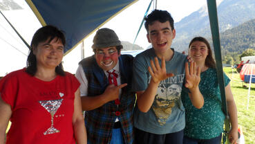 Timo schlüpft in die Rolle eines Zirkus-Mitarbeiters