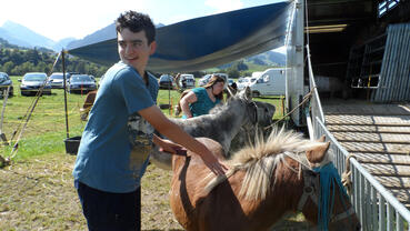 Timo schlüpft in die Rolle eines Zirkus-Mitarbeiters