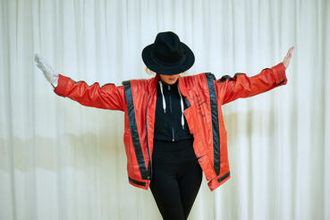 Tyra probt mit Michael Jackson-Double den Moonwalk