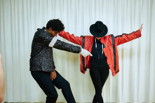 Tyra probt mit Michael Jackson-Double den Moonwalk